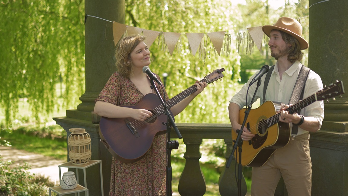 Nina & Tygo zingen en spelen gitaar.